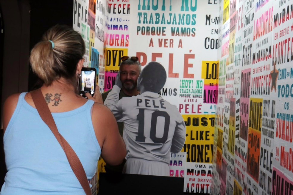 Instalação interativa permite ao visitante tirar foto como se recebesse um beijo de Pelé