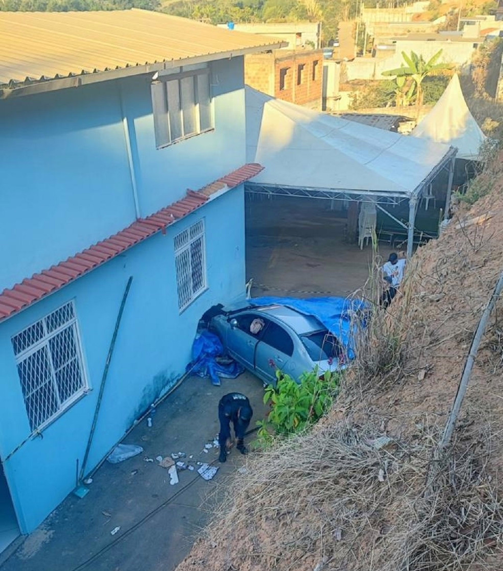 Carro despenca em ribanceira, bate nos fundos de uma igreja e deixa seis pessoas feridas em Ubá