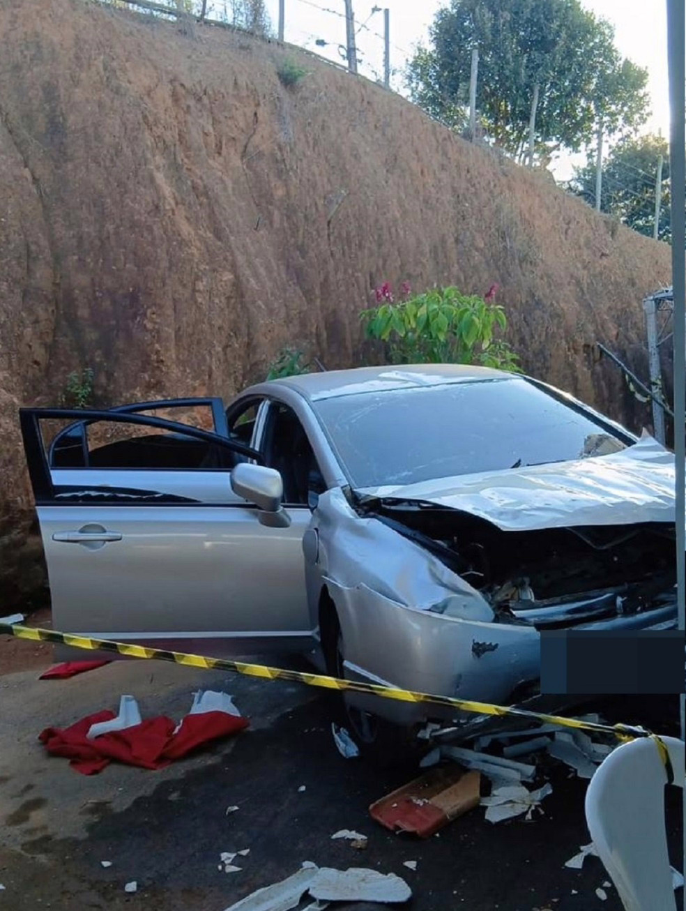 Carro despenca em ribanceira, bate nos fundos de uma igreja e deixa seis pessoas feridas em Ubá