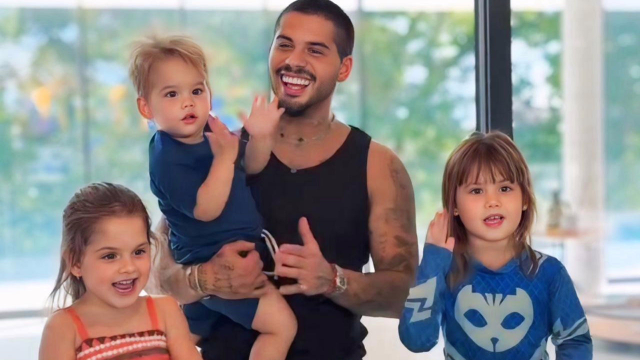 Zé Felipe com os filhos comemorando seu aniversário –