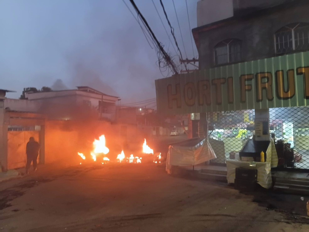 Criminosos incendiaram barricadas para impedir a aproximação da polícia