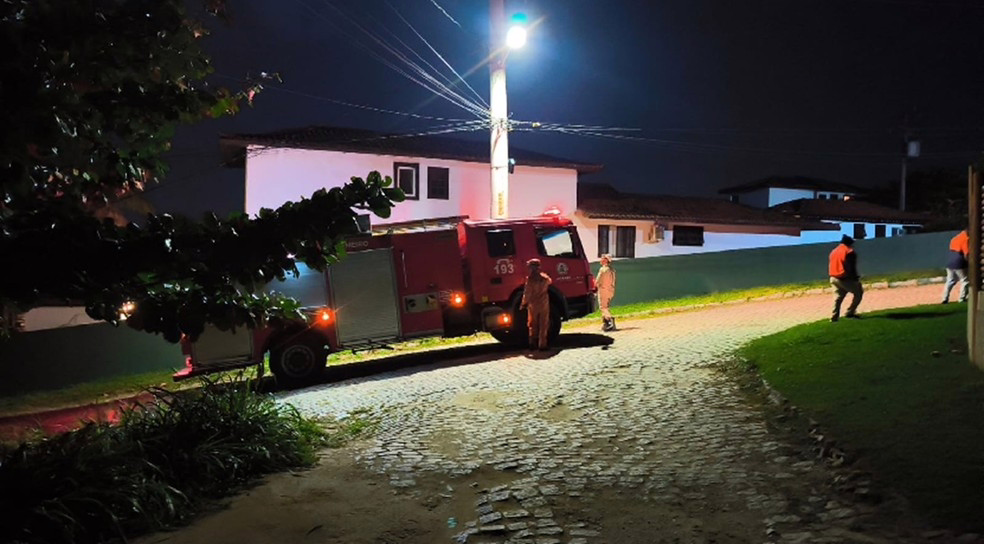 Bombeiros combatem incêndio de grandes proporções em Búzios