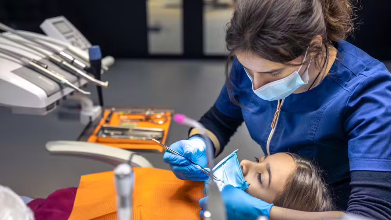 CFM aciona Justiça para barrar norma que permite sedação venosa por dentistas