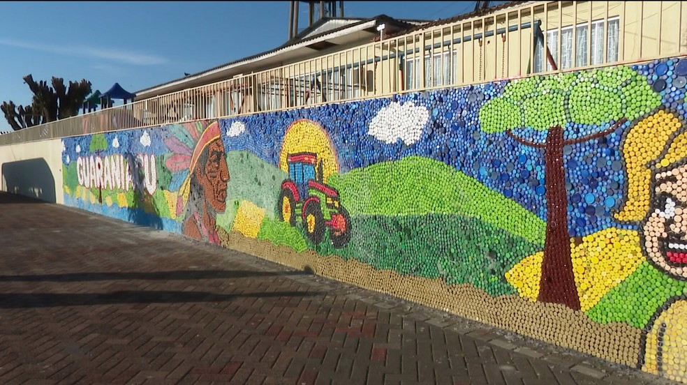 Mosaico em muro de escola no Paraná é composto por 150 mil tampinhas