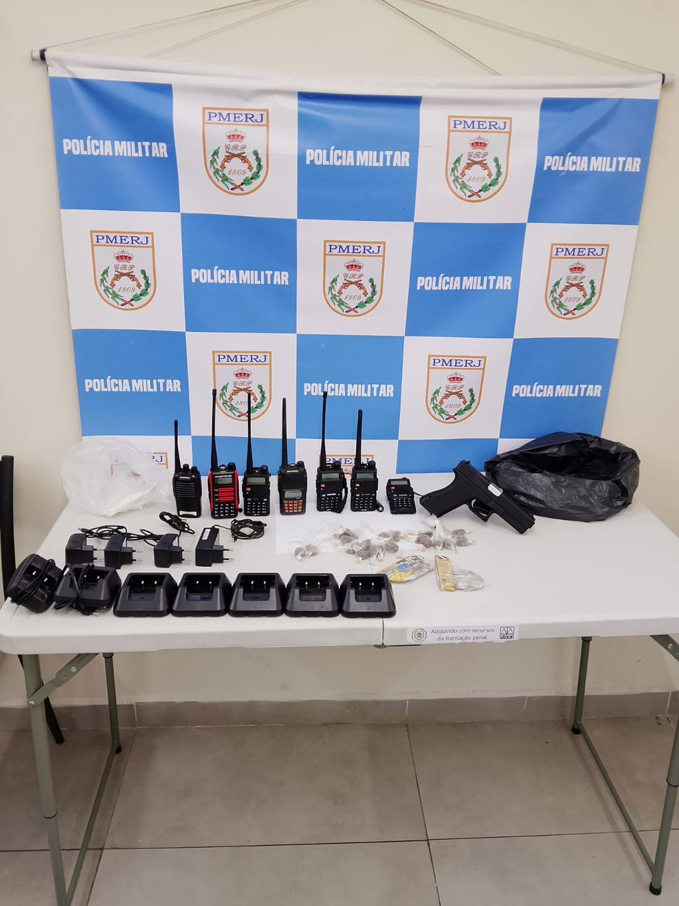 Jovem é detida e adolescente apreendido por envolvimento com o tráfico de drogas em Volta Redonda