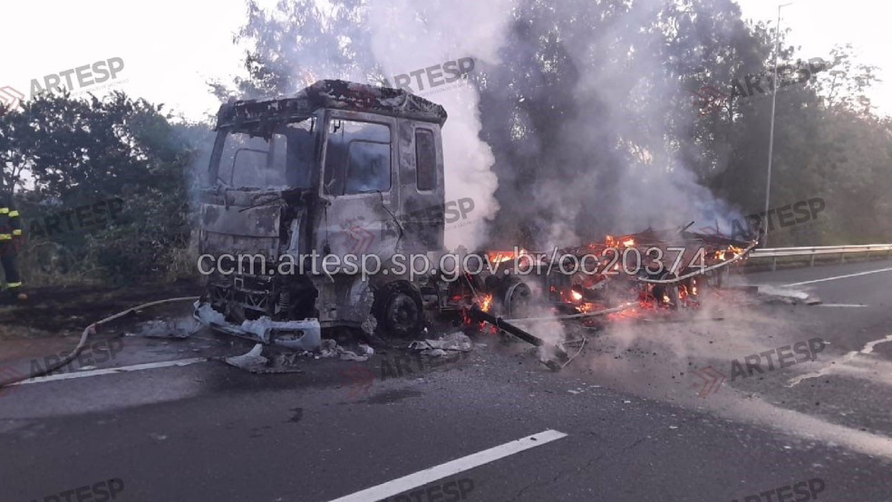 Motor do veículo começou a incendiar na SP-333, em Echaporã