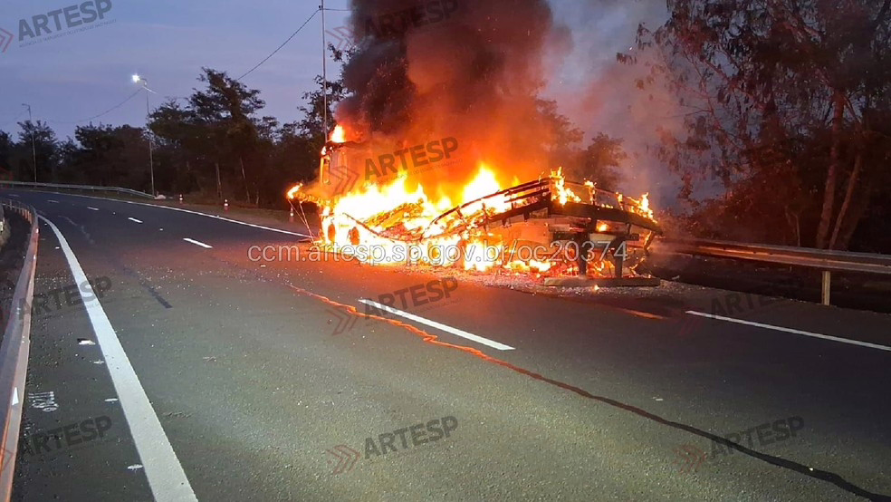 O veículo foi completamente destruído pelo fogo, e as causas do incêndio serão investigadas