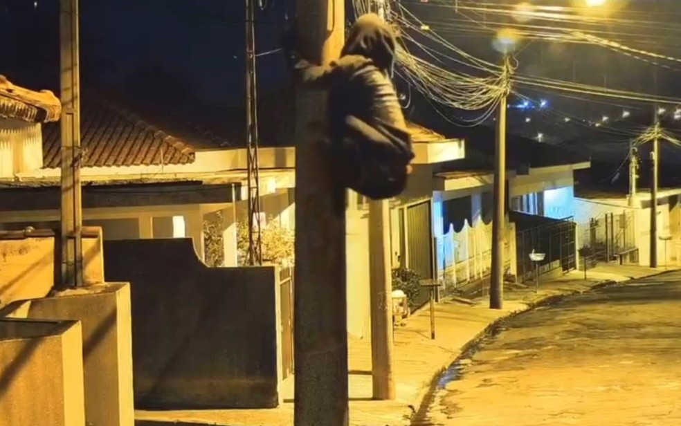 Ladrão sobe em poste em Taquaritinga (SP)
