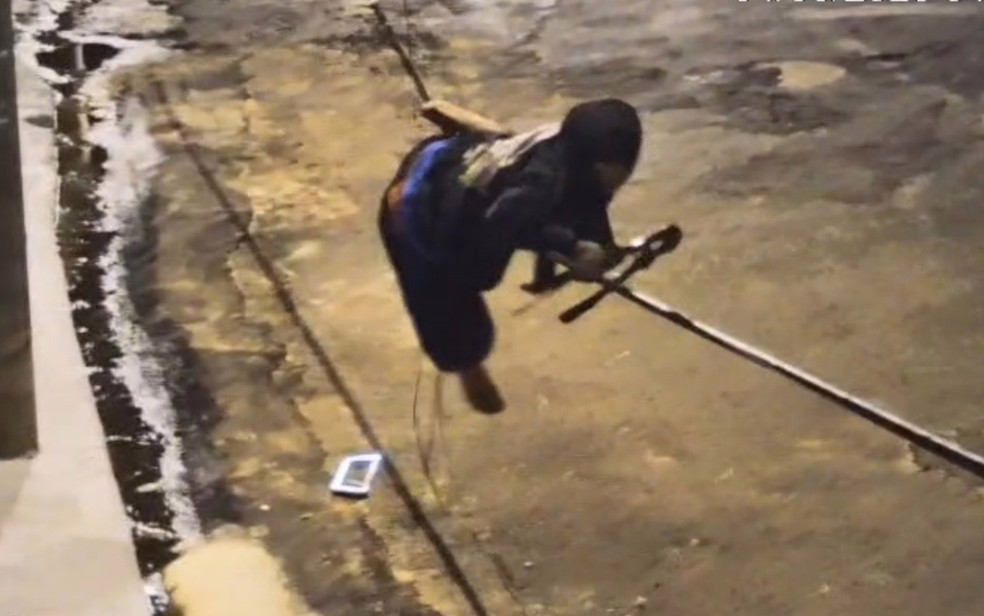 Homem se equilibra em cabo para furtar fios em Taquaritinga (SP)