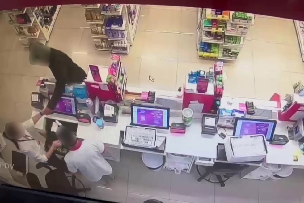 Homem exigiu dinheiro de funcionárias de uma farmácia