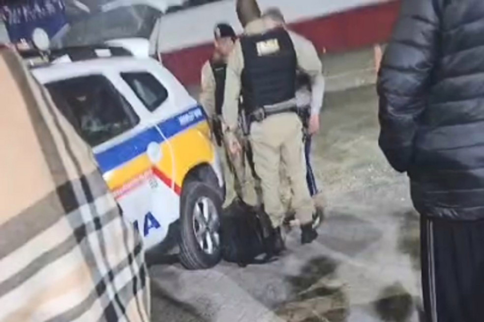 Coronel da PM é preso em Juiz de Fora sob suspeita de importunação sexual em ônibus interestadual