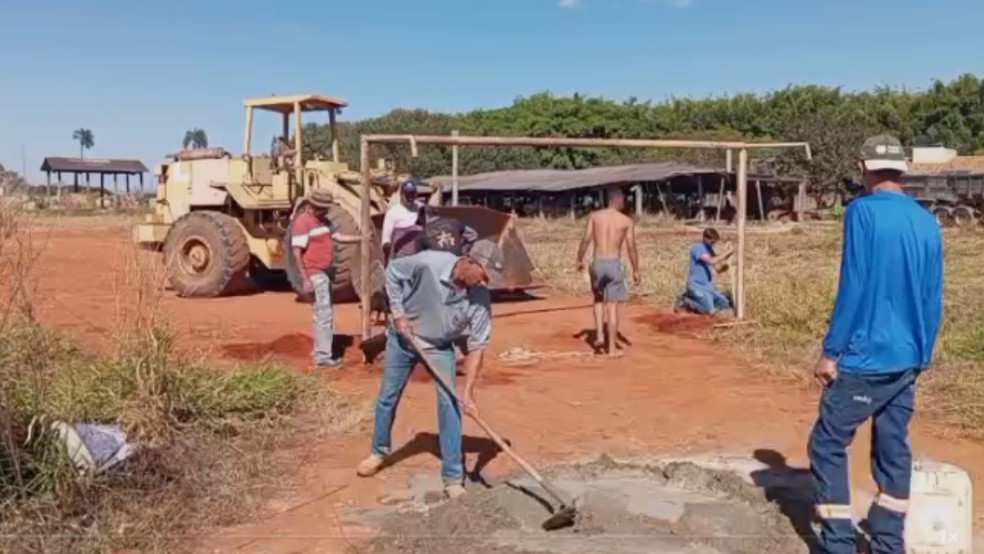 Morador incomodado com boladas no muro fura bola de futebol, e o caso é levado à polícia em Patos de Minas