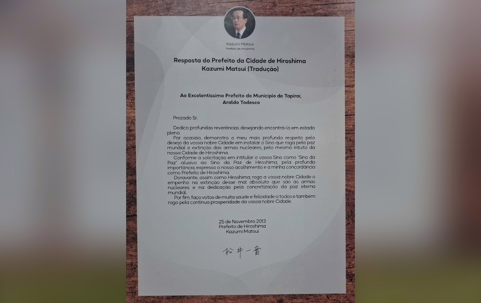 A carta do prefeito de Hiroshima está colocada junto ao Sino da Paz, em Tapiraí