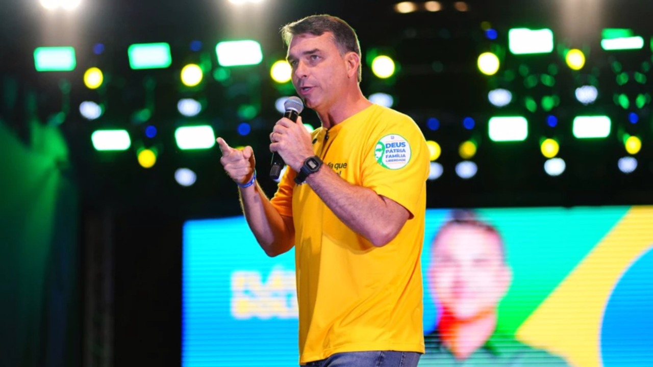 Flávio Bolsonaro em evento do PL