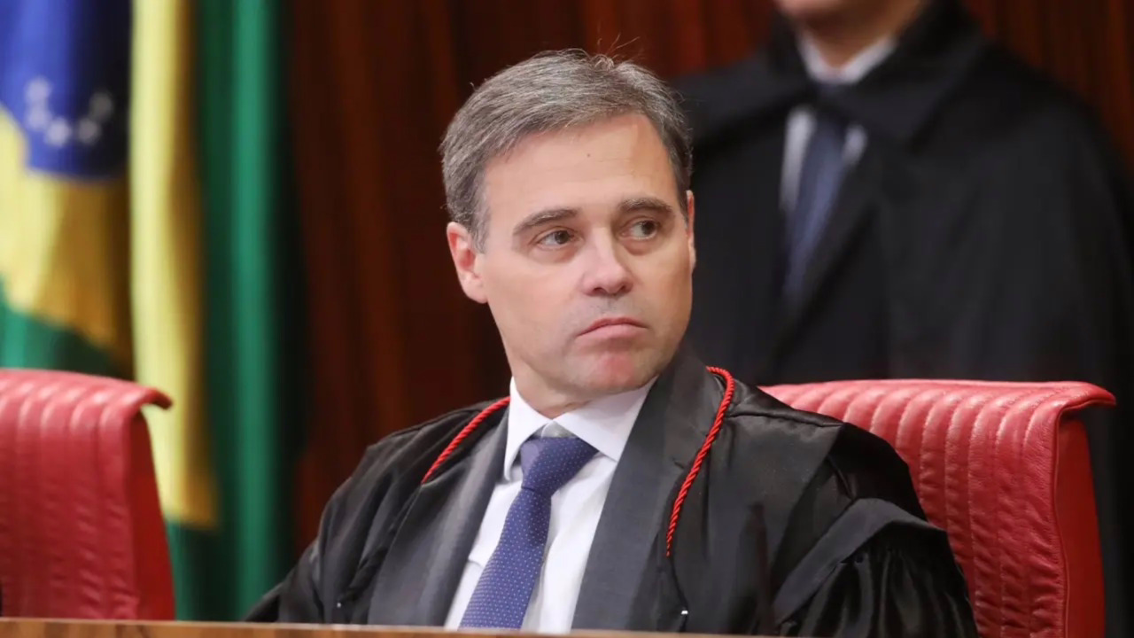 O ministro André Mendonça, em sessão do TSE