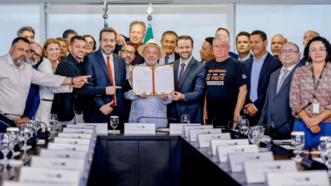 Presidente Lula sanciona piso do frete e veta anistia a caminhoneiros
