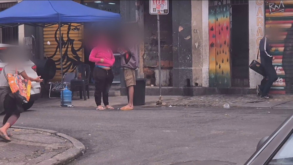 Traficante arremessa droga para usuária do outro lado da rua, na Lapa