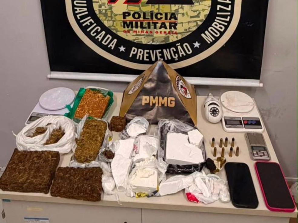 Mulher é detida após a Polícia Militar apreender barras de crack, cocaína, maconha e haxixe em Governador Valadares