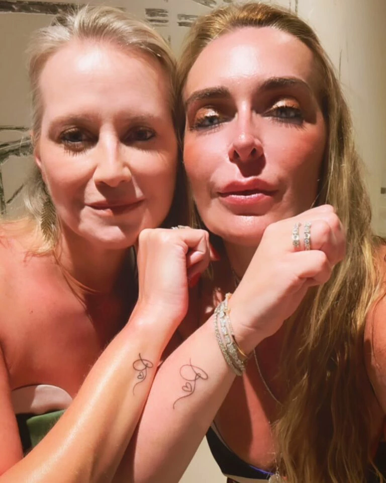 Dupla tem estreita amizade com direito a tatuagem em comum