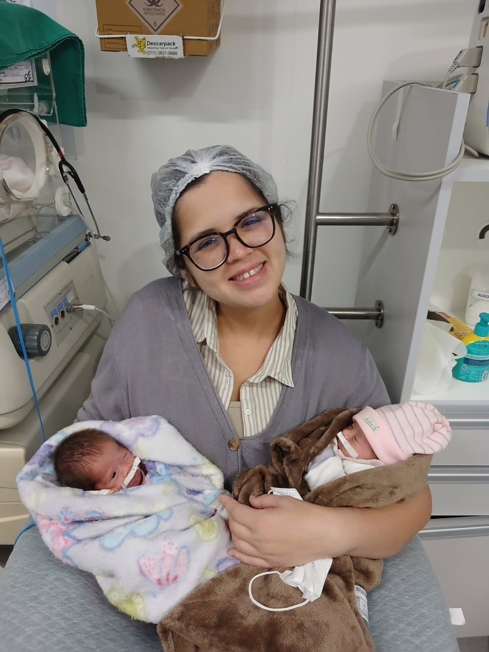 Damires ao lado dos filhos gêmeos