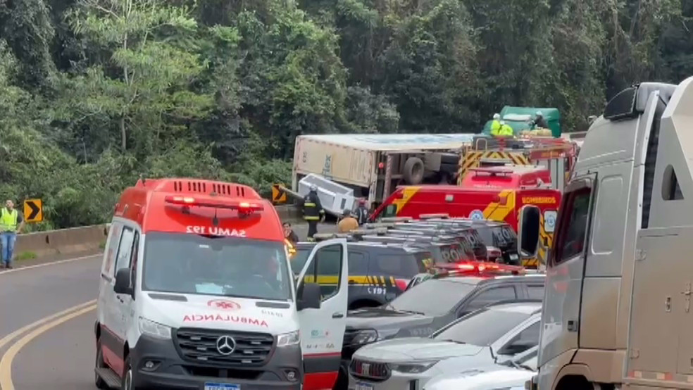 PM é ferido ao ser agredido durante atendimento a ocorrência de furto de carga de caminhão tombado no PR