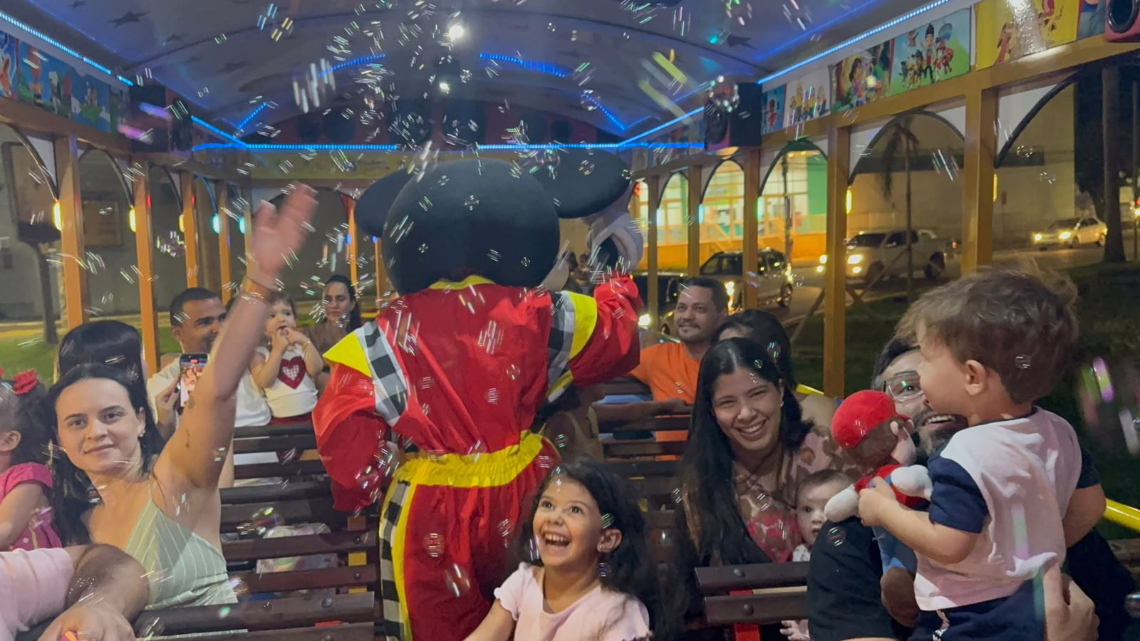 Durante o momento as crianças danças e interagem com os personagens e aproveitam o passeio.