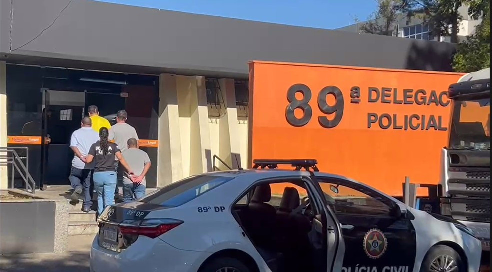 Quadrilha suspeita de desviar mercadorias de uma empresa de papelaria é detida em Resende