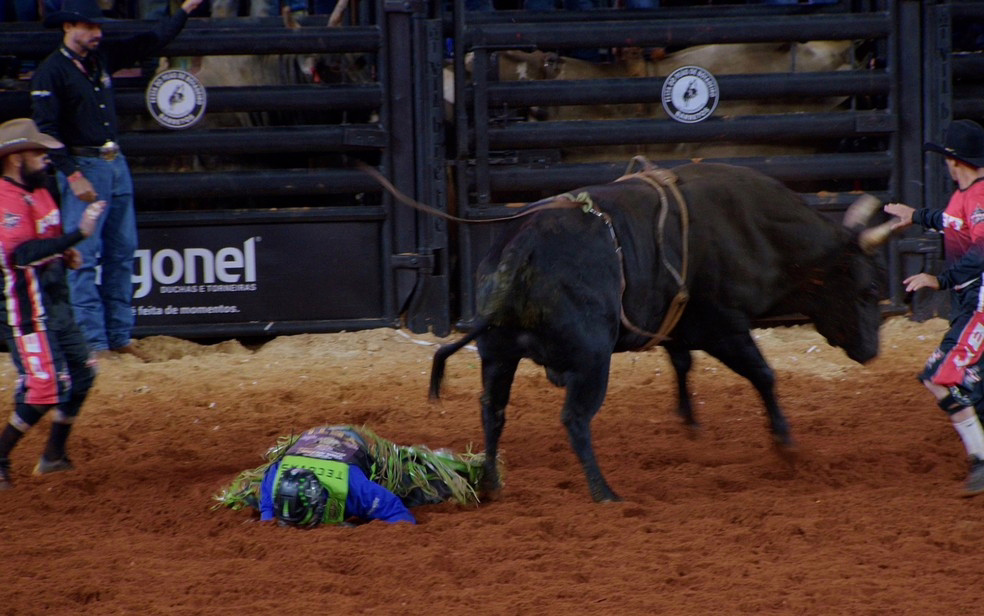 Tombos de peões marcaram a terceira noite da disputa pelo título nacional da PBR Brasil