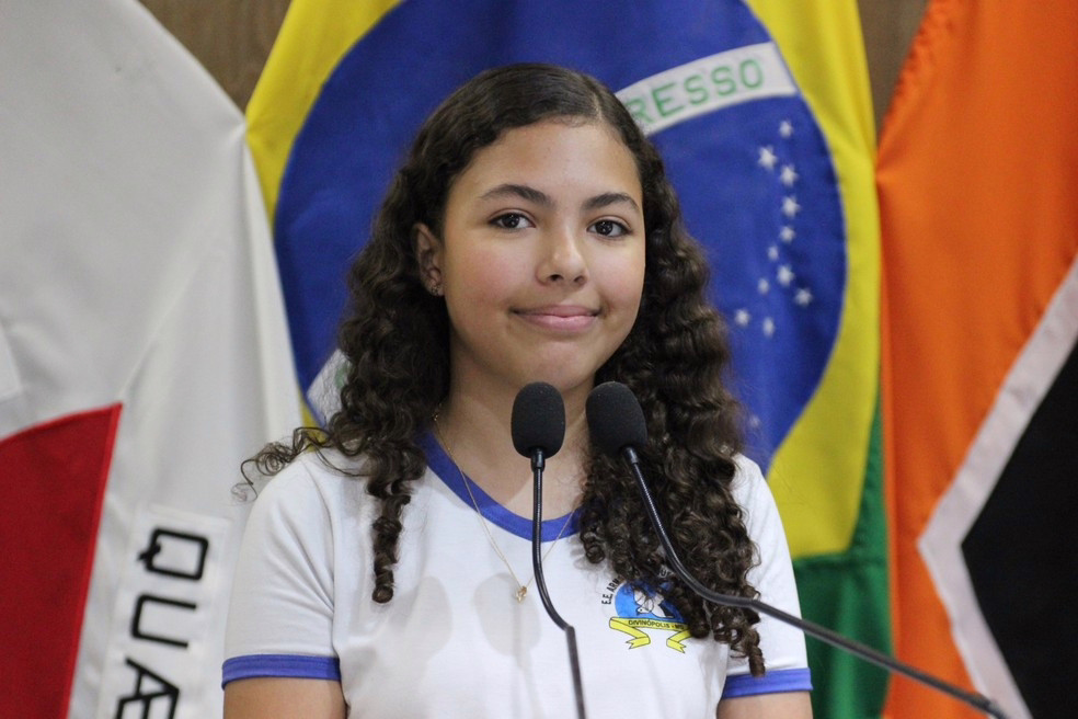 Lara Heloizi, de 12 anos, vai à tribuna da Câmara Municipal pedir mais árvores e faixa de pedestres para sua escola, em MG