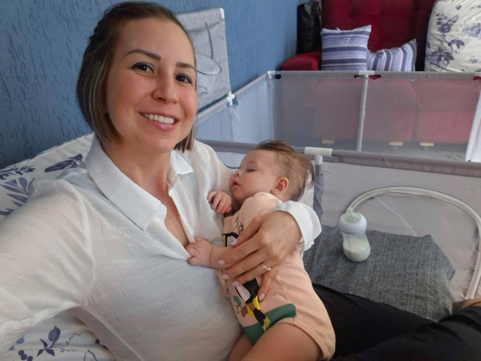 Magda ao lado da filha, Milena; durante a gravidez, ela começou a sentir dores no seio direito