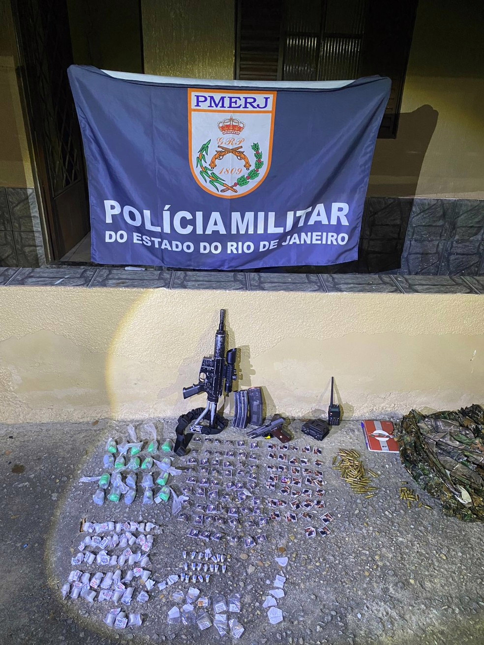 Quatro homens são detidos com armas, drogas e munições em Resende