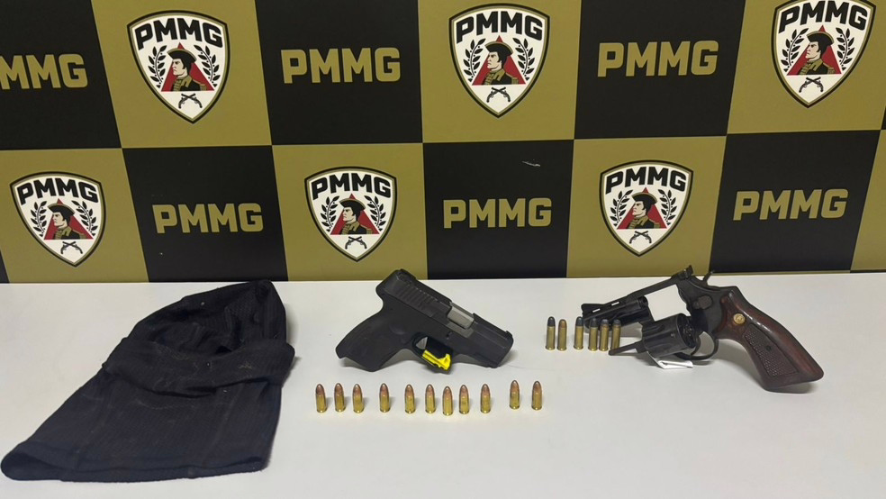 Arma e munições são apreendidas