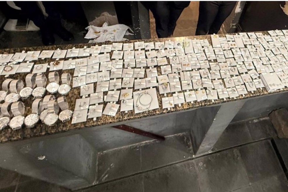 Mercadorias roubadas de uma joalheria são recuperadas após a prisão de um homem em São Vicente (SP)