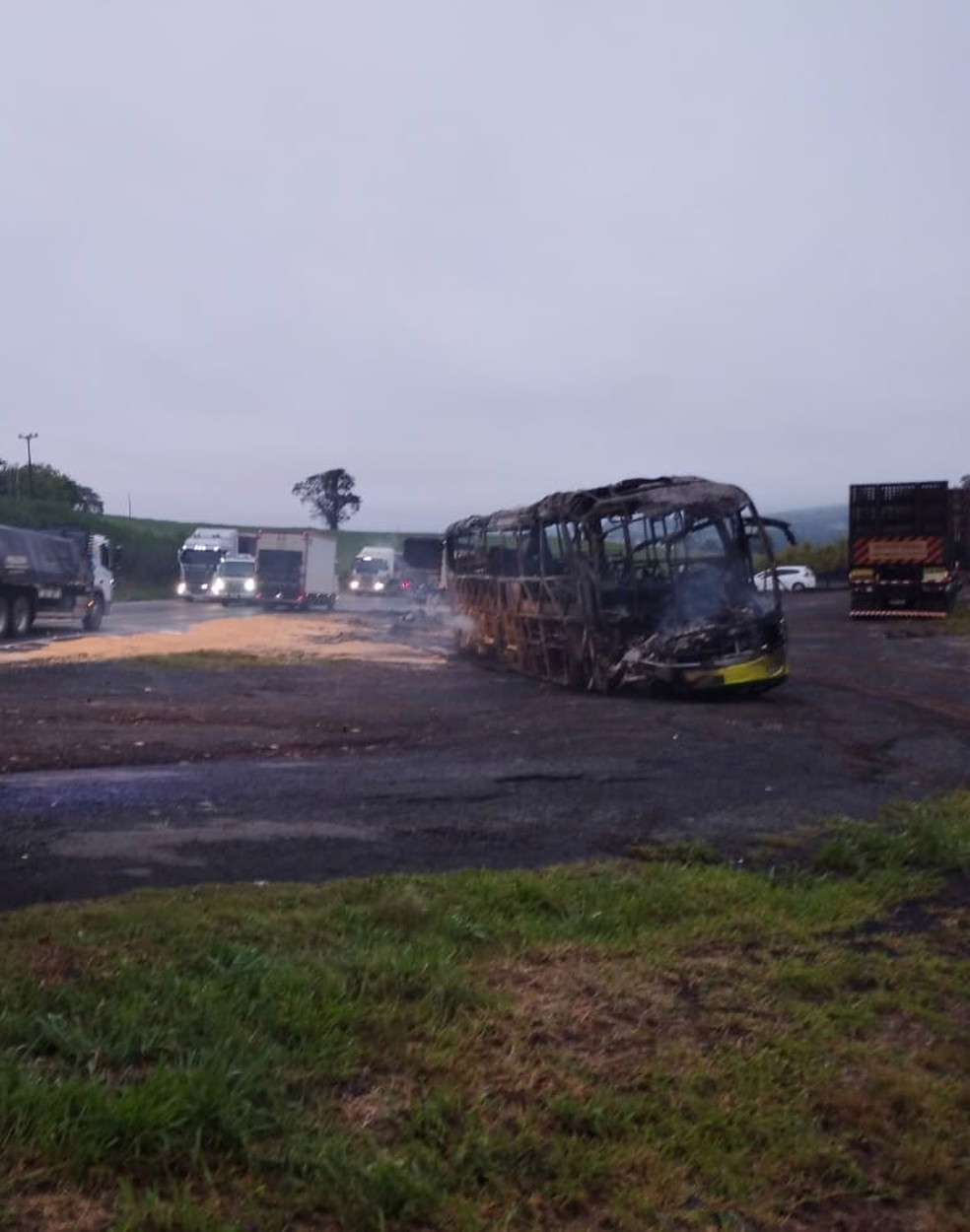 Ônibus foi consumido pelo fogo após se envolver em acidente