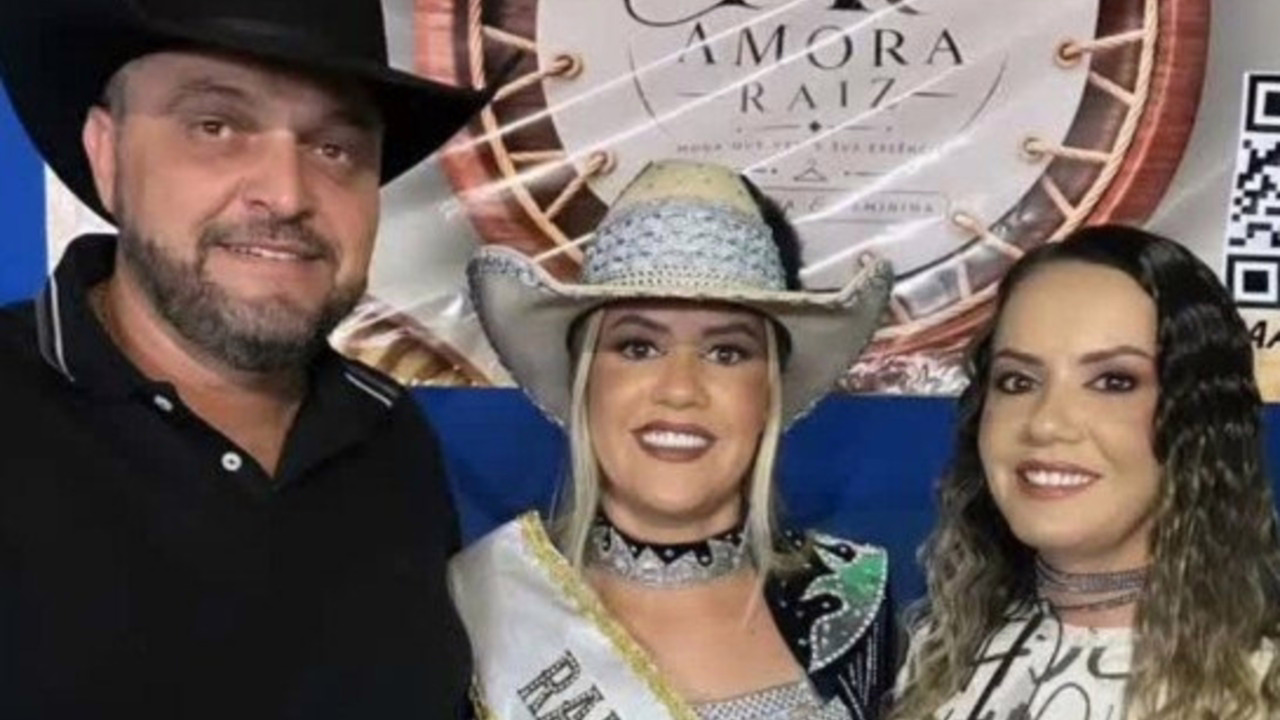 Maycon Rueda posa com as irmãs gêmeas Lara Alves Rueda, rainha de rodeio, e Laila, com quem mantém um relacionamento a três