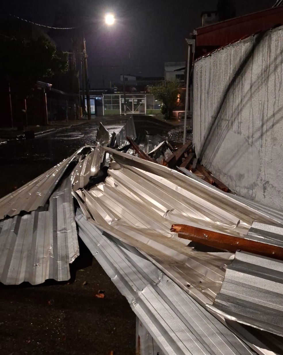 Temporal destelhou uma casa na Rua Judas Isgorogota, no Jardim Nossa Senhora Aparecida, em Americana