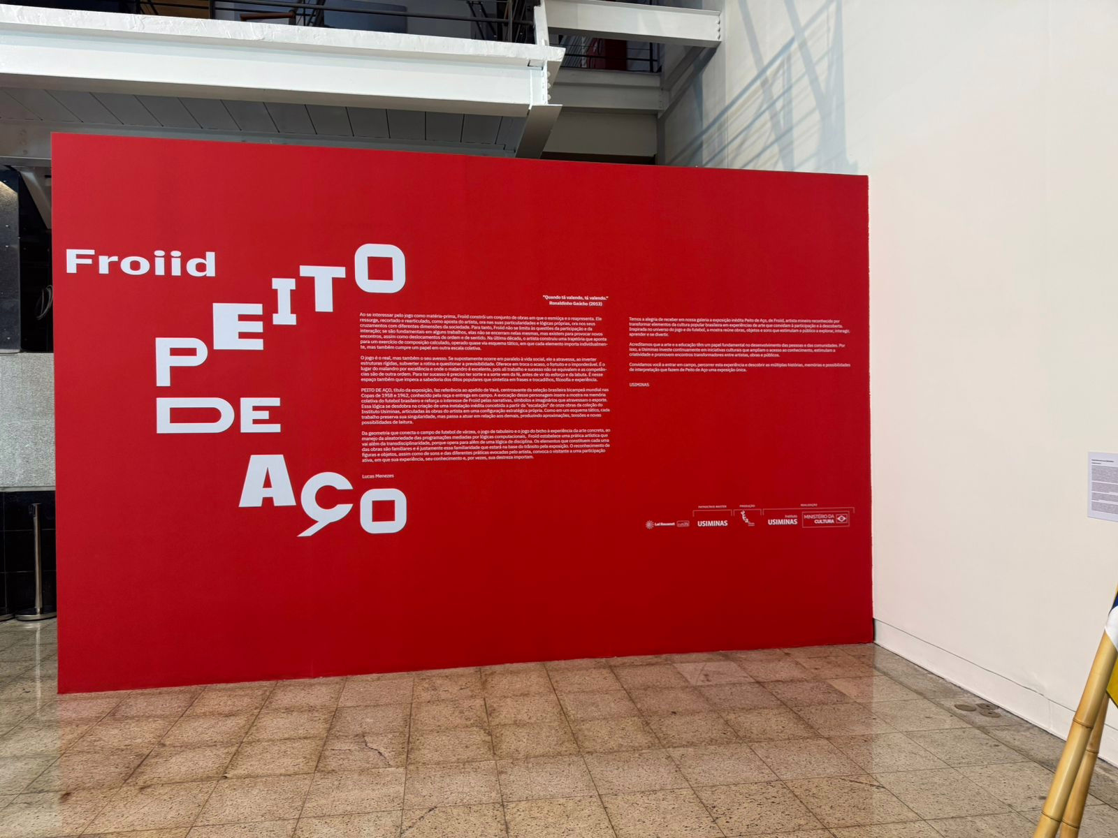 A mostra ocupa a Galeria do Teatro Usiminas e tem uma característica que quebra a ideia de que, dentro de uma exposição, o visitante deve apenas observar: parte das obras convida o público a interagir e jogar.