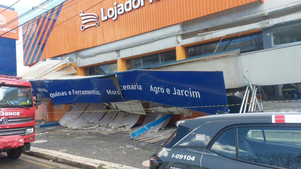 Laje externa de uma loja desaba em Marília; ninguém se feriu