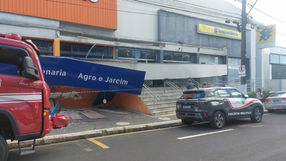 Parte da estrutura de um estabelecimento desaba em Marília (SP)