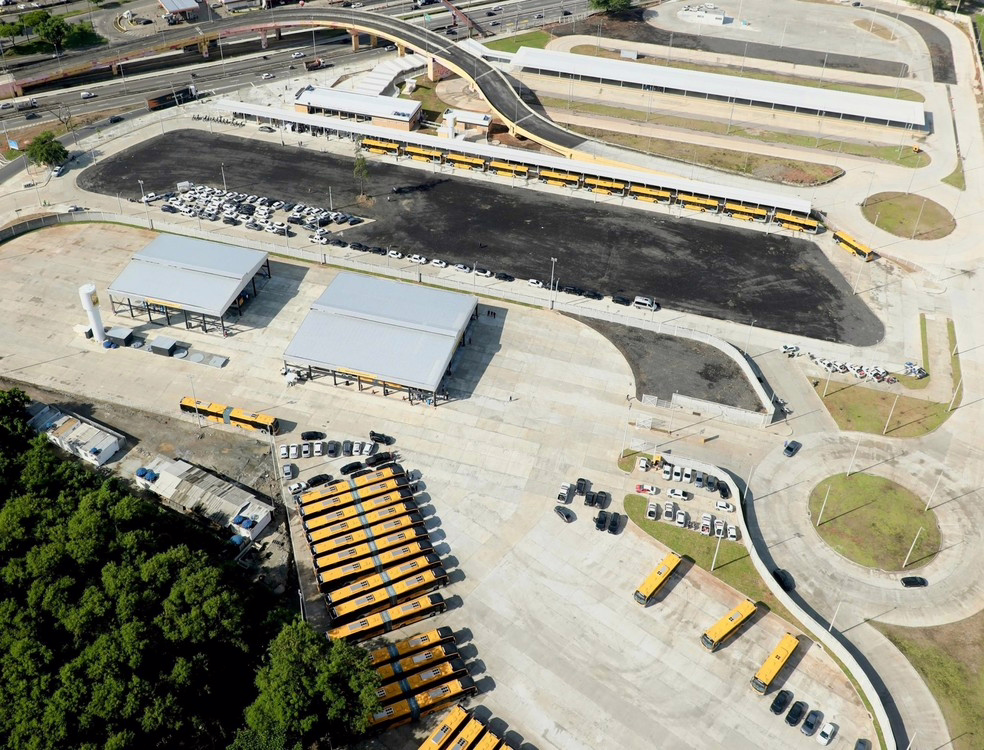 O terminal reúne serviços do BRT de conexão metropolitana, do BRT Transbrasil e das linhas de ônibus urbanos municipais