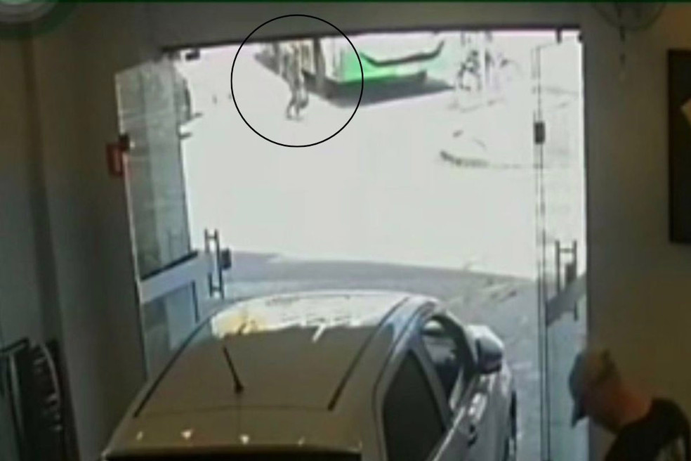 Idosa é atingida por ônibus no bairro Embaré, em Santos (SP)