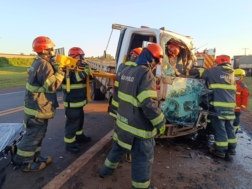 Ocupante de caminhão é socorrido em estado grave após colisão com van na Rodovia João Melão, em Avaré (SP)