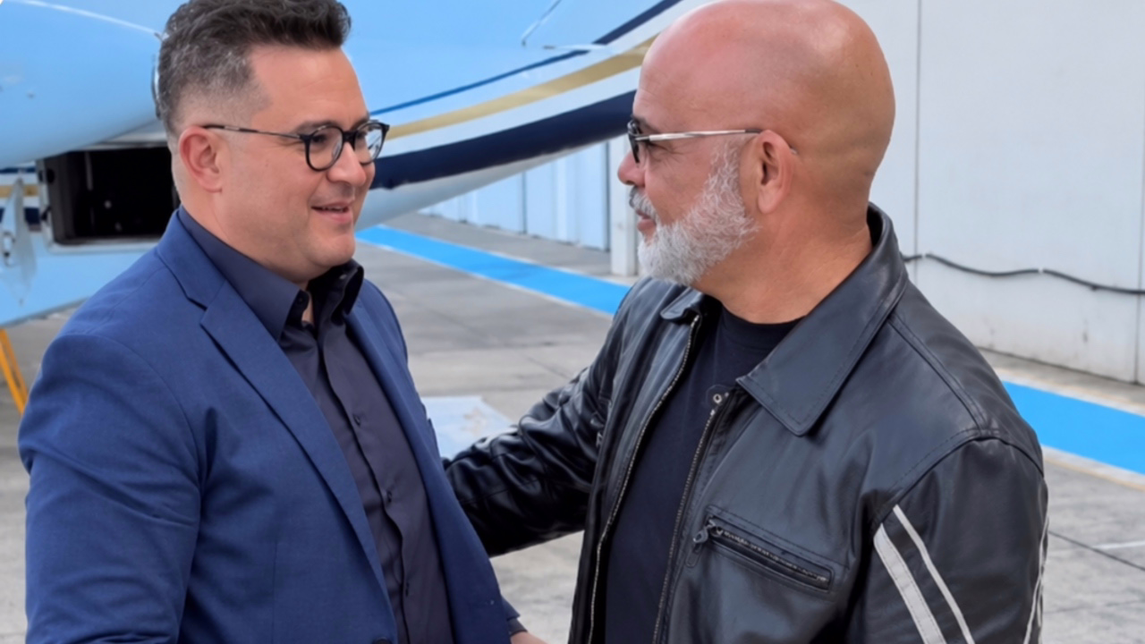 Rick no momento de embarcar no helicóptero que está desaparecido