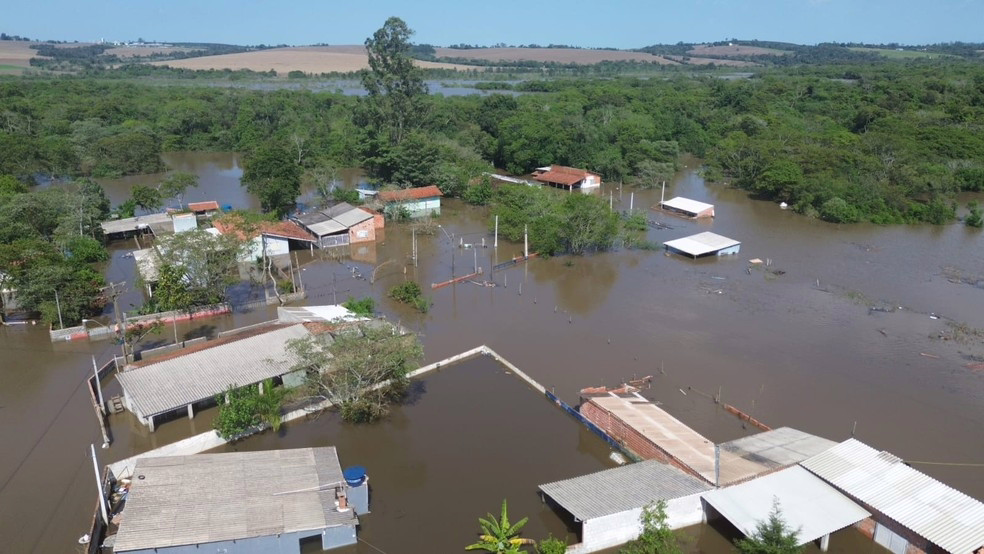 Rio Itapetininga subiu oito metros acima do nível normal