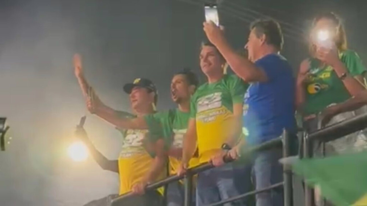 O candidato à Presidência Flávio Bolsonaro (PL) encerrou a campanha em Minas Gerais, nesta sexta-feira (2/10), com uma agenda em Montes Claros, no Norte do estado