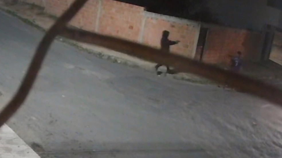 Câmera de segurança registra momento em que suspeito mata a tiros integrante de gangue rival na Grande BH