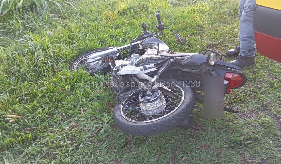 Motociclista morre após pneu traseiro estourar e moto colidir com placa em rodovia de Flórida Paulista (SP)