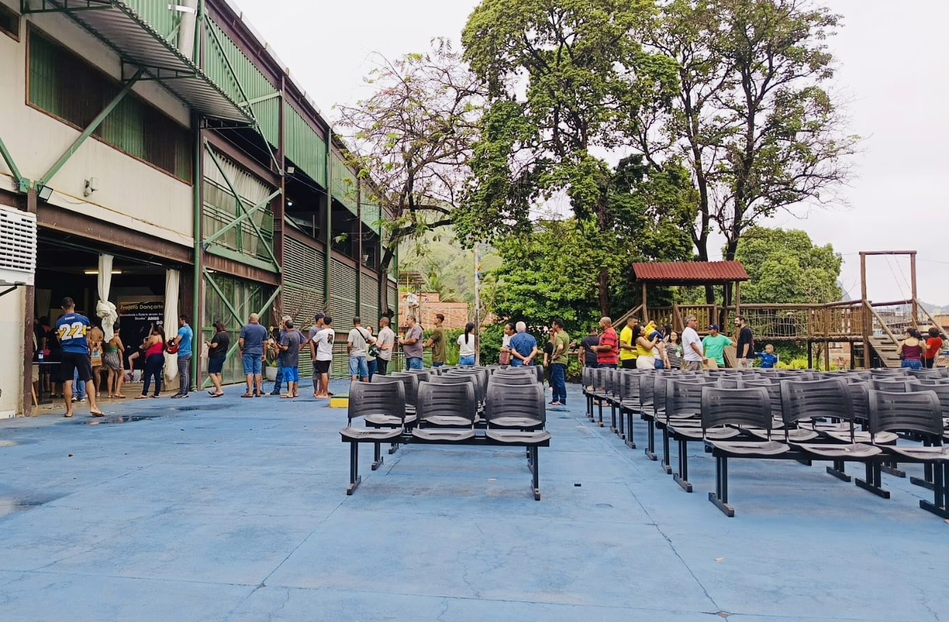 Movimentação intensa na escola João Cota em Cachoeira do Vale, Timóteo