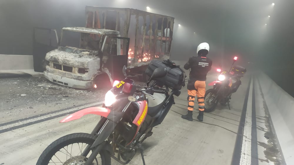 Caminhão pega fogo tunel antonio dias