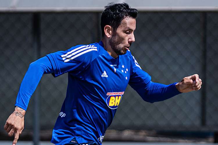 Cruzeiro anuncia renovação com peça importante do meio-campo